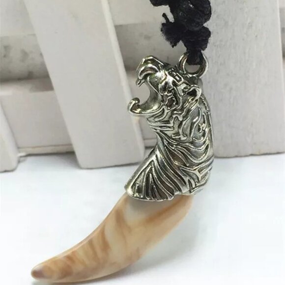 New Mens Tibet Leopard Bone Dragon Tooth Cored Black Necklace - Picture 1 of 1